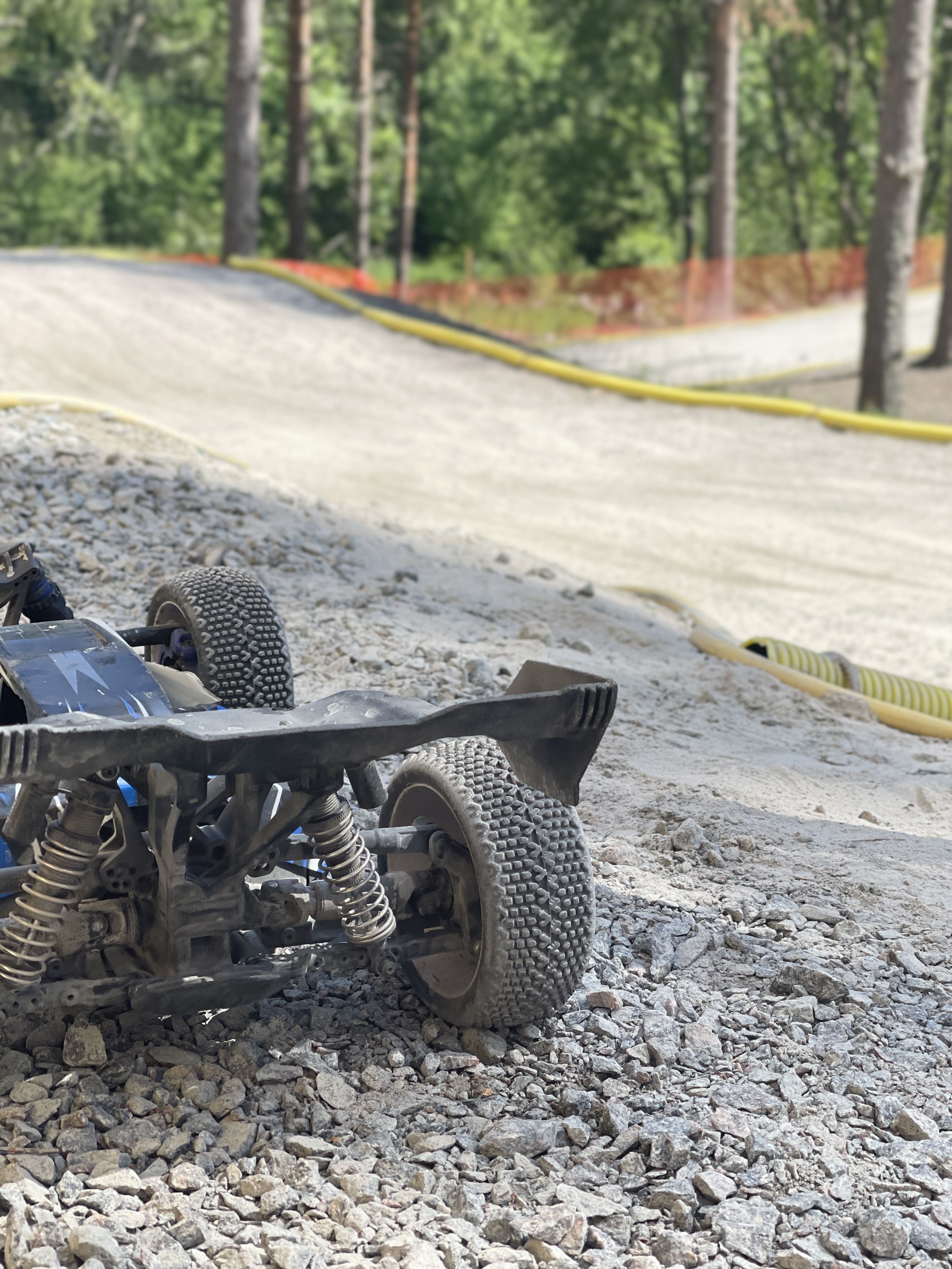 RC buggy på grusbanan