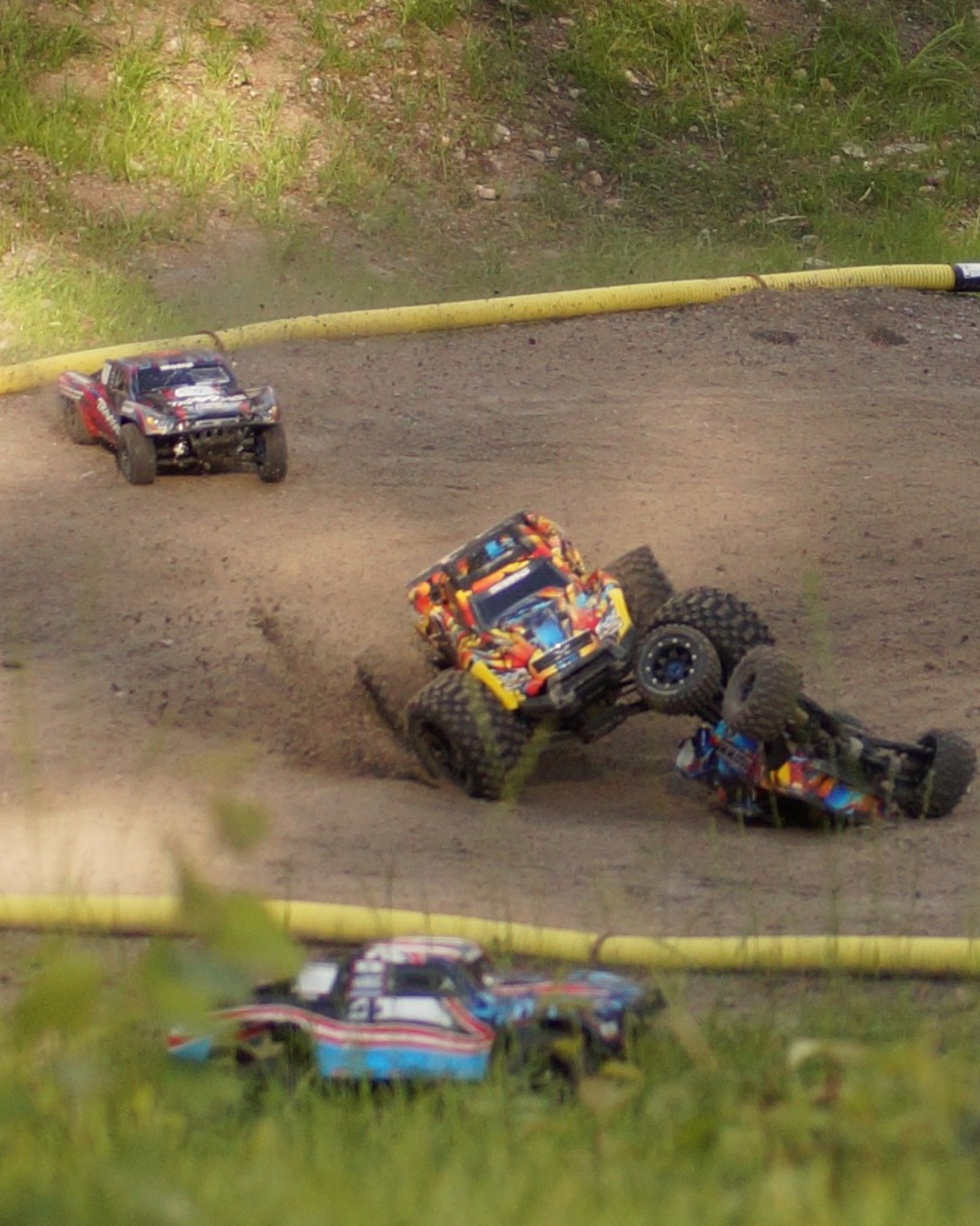 RC-bilar i action på banan