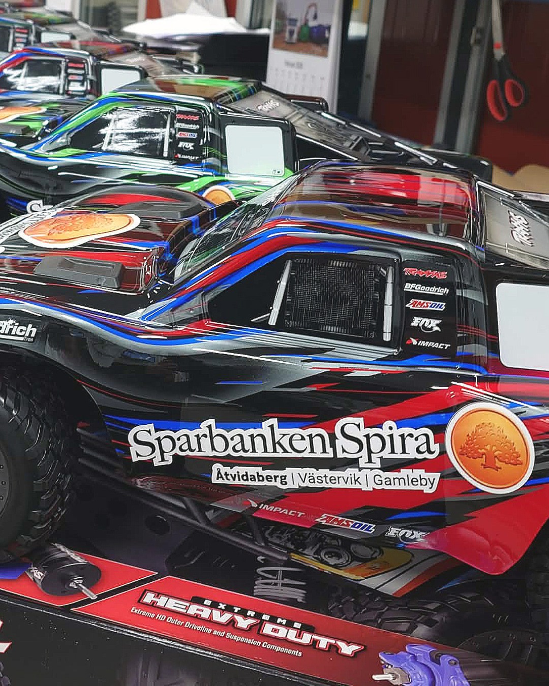 RC-bilar på display